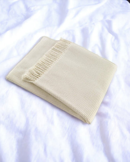 Soft Creamy White Links Pattern Throw Blanket