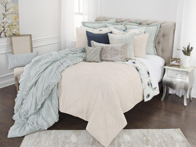 Set of Three Ivory Geometric King Quilt