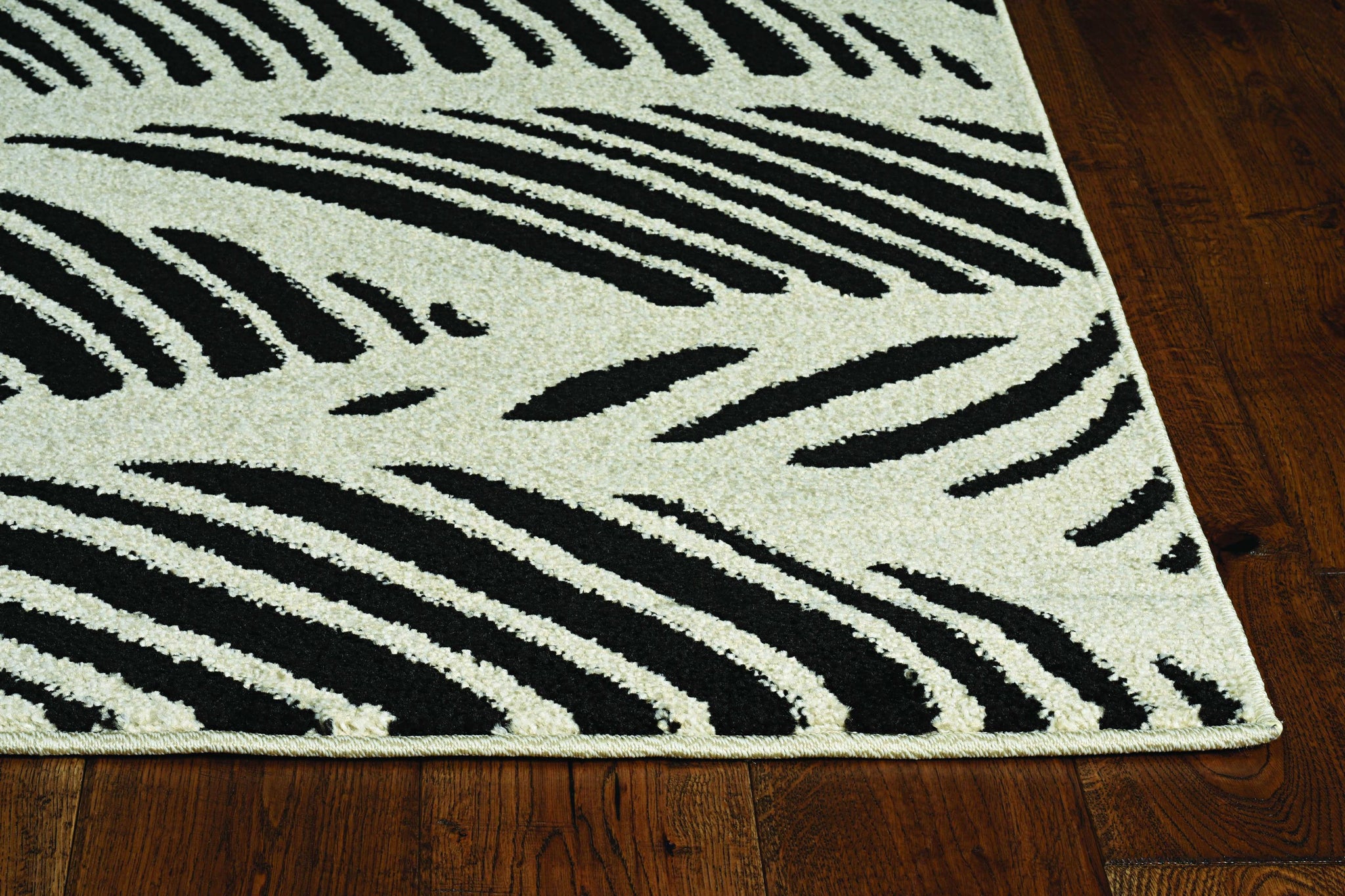 2'x4' Black White Machine Woven UV Treated Tropical Palm Leaves Indoor Outdoor Accent Rug