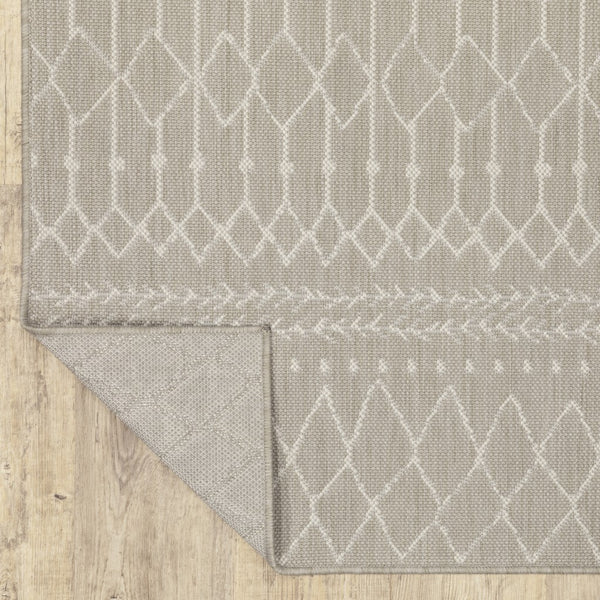 7’x9’ Gray and Ivory Geometric Indoor Outdoor Area Rug