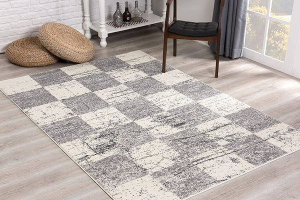 5’ Round White and Gray Checkered Area Rug